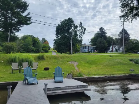 5 minutes to Peek n Peak, Large private yard, and on site Hot tub