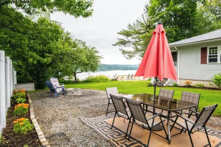 Entire Lake House on Lake Memphremagog, dead end RD, private. 30 min to Jay Peak Отели в г. Ньюпорт