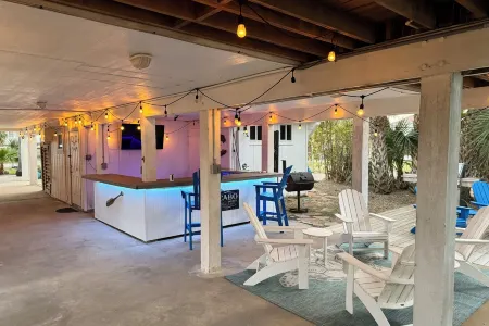 TX Crush Canal Home & POOL, Bar & Patio, Boat Slip and Quick Access to the Bay!