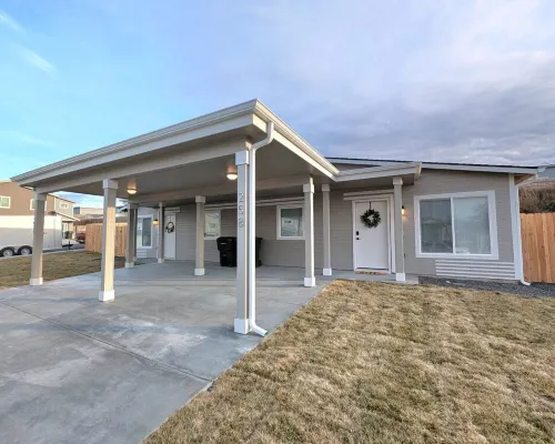 Hill Base Modern Hotels in Umatilla