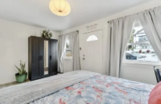 Cozy 1BR Bungalow by the beach, coffee, and dining. Walking Score 10/10