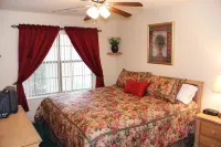 Emerald Bay Condo On-Site Marina Boating, Golf, WiFi, 2 pools, 4 Flatscreen TVs