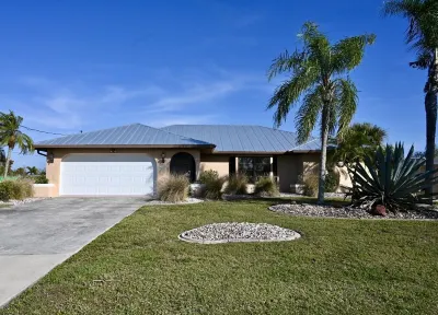 Spacious Waterfront Home 3BR 2BA  Heated Pool  Boat Dock & Fishing Hôtels à proximité de : Kidstar Park