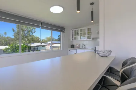 Fully renovated home, close to parks, river & beach Отели рядом с достопримечательностью «Heron Island Ferry Terminal»