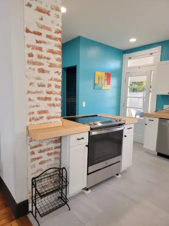 1895 meets 2023 Townhouse. Отели в г. Гамильтон