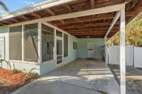Lobster Louie's Inn - Cozy 2/1 Mins from Beaches. Fenced yard. Pet Friendly.