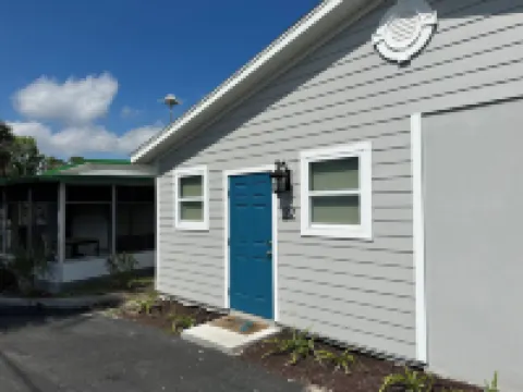 Cottage 22: The Boathouse - Waterfront Lodging in Downtown Tavares, FL