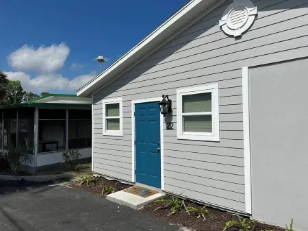 Cottage 22: The Boathouse - Waterfront Lodging in Downtown Tavares, FL