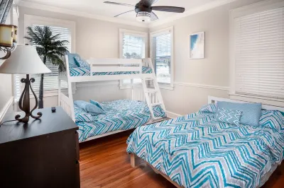 Spring Availability! 2 Bedroom 2 Bath Home- Steps to the beach Hotel in zona Marine Discovery Center