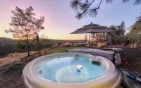 Garden Bodega on Sunset Ridge, Near Downtown, Hot tub, all with Panoramic View