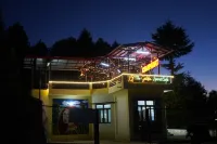 The Golden Leaves Cafe And Cottages Hotel di Champawat
