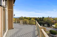 Spacious 5bedroom house with beautiful views of Spokane River & centennial trail