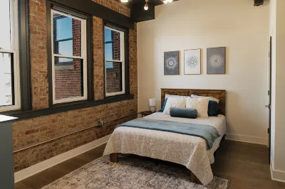 Modern Apartment Downtown~Troy Hotel dekat Charleston Falls Preserve
