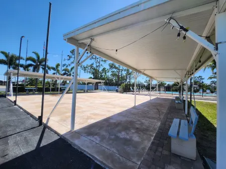 Cozy Tiny Home in Bradenton, FL. - Close to Beaches, Dining & Fun! Отели рядом с достопримечательностью «Биг Фиш»