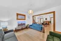 7bdrm, 3baths, 2 kitchens, mins to falls, Arcade, WiFi, AC, parking