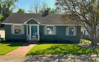 Charming 3-bedroom cottage in Fayetteville with AC, WiFi