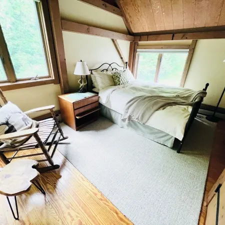 Spacious + Private Ski Lodge on 20+ Acres - 10 min to Stratton, 5 min to Bromley