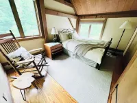 Spacious + Private Ski Lodge on 20+ Acres - 10 min to Stratton, 5 min to Bromley