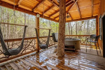 FoRest ReTreeT 2 bedroom•Hot Tub•Unique •Chatming•Adairsville•Cabin•Private