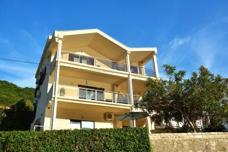 Apartments MaXhit Отели рядом с достопримечательностью «Camping Mimoza»