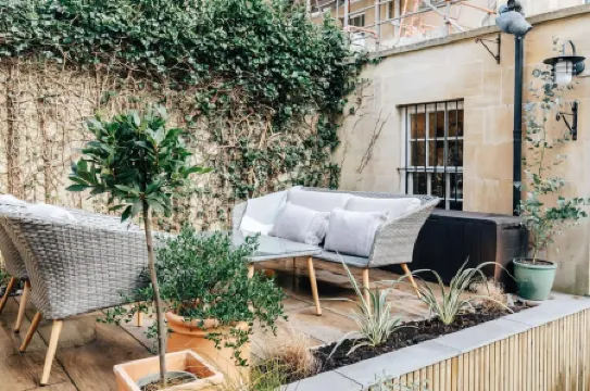 Central Townhouse with Garden & Free Parking