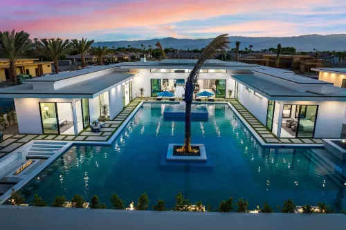 Sleeps 20 Spacious Retreat Pool & Hot Tub Retreat Bravo Villa #4 by Avantstay