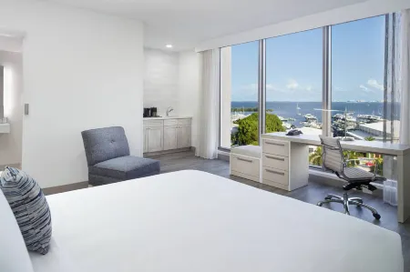 Courtyard by Marriott Miami Coconut Grove Отели рядом с достопримечательностью «Miami City Hall»