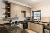 Camelot Guest House & Apartments - Bãi đậu xe