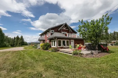 Luxurious 5-Br Acreage | Year-Round Heated Pool & HotTub | Mtn View | Pool Table