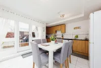 Beautiful Family Town Home With Private Parking Hotels in Ickham and Well