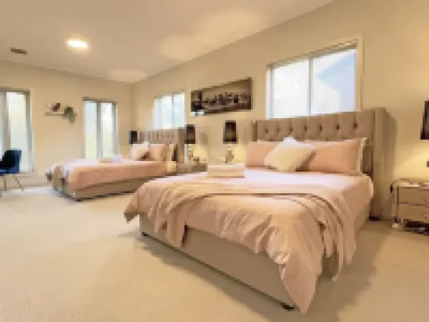 Spacious 7BRM 5-Bathroom Rental House Hotels in Point Cook