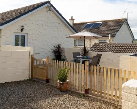 St Helens Apartment 1 - Short Walk to Beach Hotels in Amroth