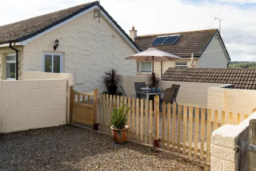 St Helens Apartment 1 - Short Walk to Beach Hotels in Amroth