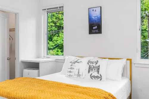 Solo's Smuggler Suite Hotels in Bainbridge