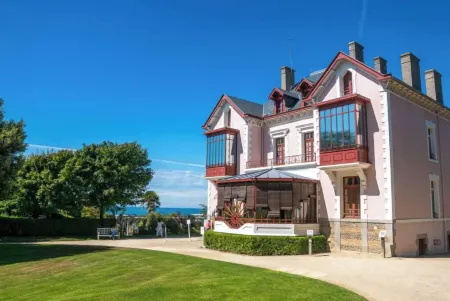 Hôtel des Pins Отели в г. Шампо