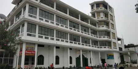 Mahamaya Palace Hotel & Conference Center Отели рядом с достопримечательностью «Statue of Buddha in Bodhgaya»