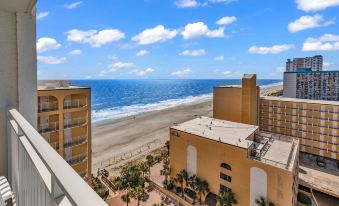 SeaMist Driftwood Vacation Studio with Balcony