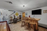 Sqyrls Nest - 3Br Retreat with a Hot Tub