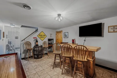 Sqyrls Nest - 3Br Retreat with a Hot Tub Отели рядом с достопримечательностью «Парк штата Беркли Спрингс»