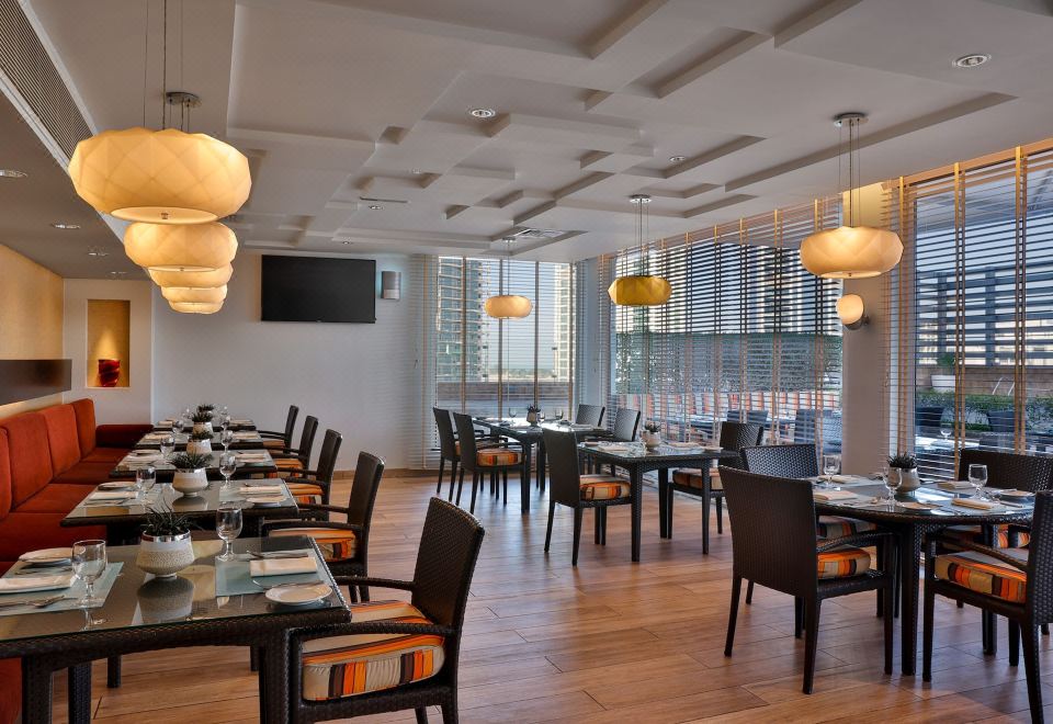 라 스위트 두바이 호텔 & 아파트먼트의 야외 수영장 및 휴식 공간