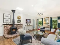 European-Inspired Country Home Walking Distance to Bundanoon Village Hotels in Bundanoon