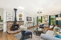 European-Inspired Country Home Walking Distance to Bundanoon Village Hotels in Bundanoon