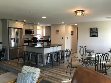 Pet-Friendly Beach House with Game Room & Outdoor Shower - Steps to Pool & Beach Отели рядом с достопримечательностью «Cape May Lighthouse»