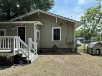 Casa Verde - cozy bungalow perfect location. Walk to Beach & Island View Casino! Hotels near Airport Plaza