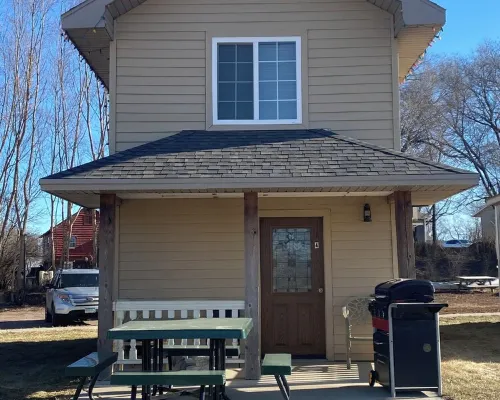 The Covered Porch Hideaway - Lakeside Tiny House Rental - Sleeps 4 Hotels in Rock County