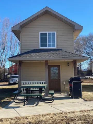 The Covered Porch Hideaway - Lakeside Tiny House Rental - Sleeps 4 羅克縣酒店