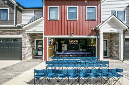 Notre Grande Dame - Spacious NEW 4-bedroom within walking distance to ND