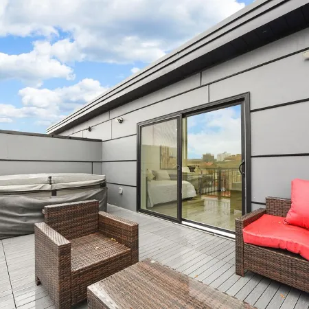 Unique 4Bed/3.5 Bath Townhouse/Garage+Rooftop Deck