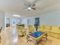 Entire home in Del Valle with backyard. Pet-friendly! Hotels near Austin–Bergstrom International Airport