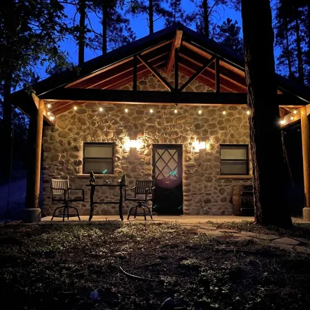 Riverstone Cottage, Bright and Airy Forest Retreat